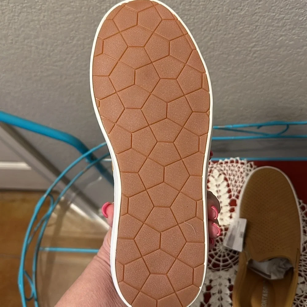 Nwt slip on sneakers. Comfort insole with padding. Size in EU sizing.