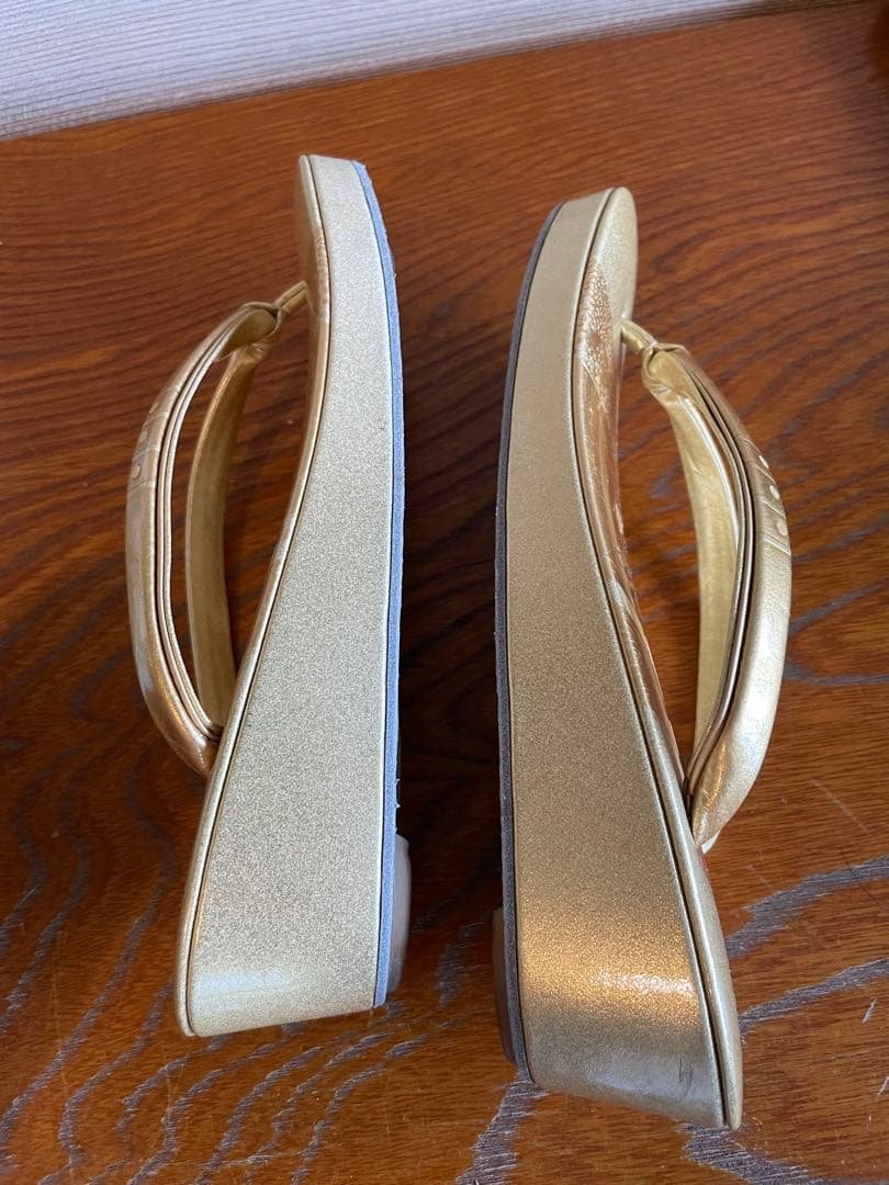 23.0~24.0 cm Gold Zori Sandals